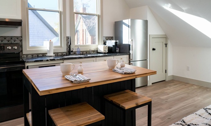 Baker House | Newly Built Guest House - Baker Neighborhood
