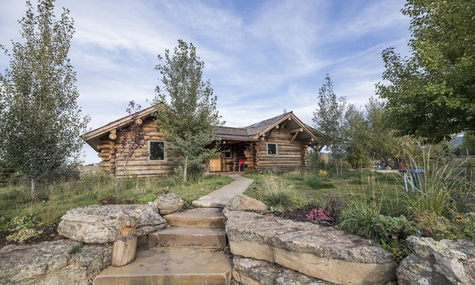 Bozeman Cabin | Newly Built Log Pond Cabin