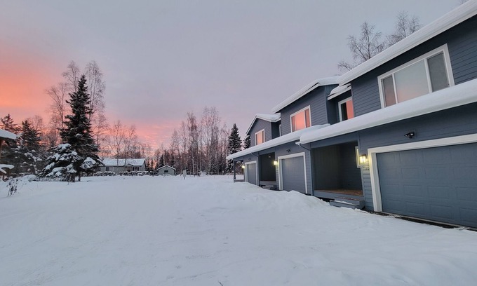 Taku - Campbell House | NEWLY BUILT TOWNHOME W/2 BEDROOM & HEATED GARAGE