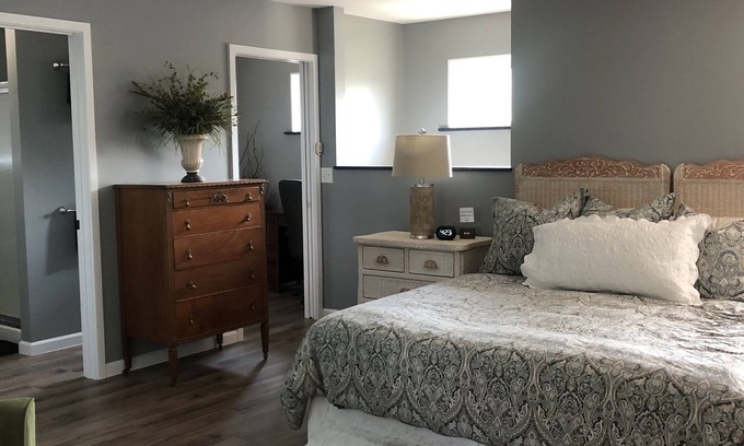 Accomac House | Newly Constructed Second Floor Modern Studio Apartment Unit 2 ~ Sleeps 6