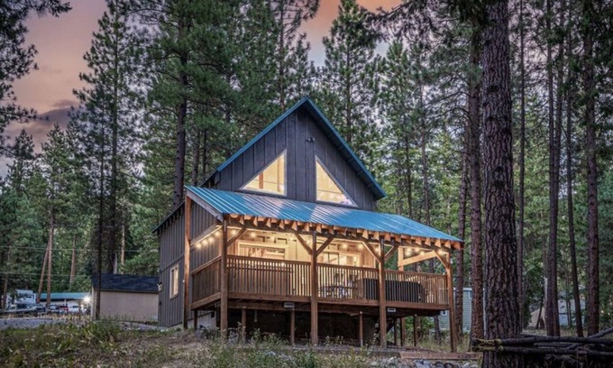 Leavenworth Cabin | Newly owned Cabin w/private hot tub, A/C & covered deck - Dog Friendly!