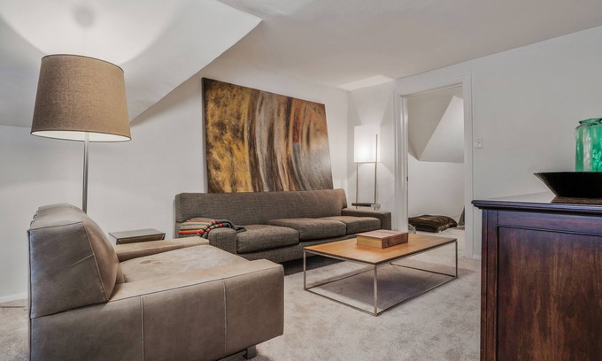 Shadyside Apartment | Newly remodeled 1BR/1BA apartment centrally located near top dining/attractions.