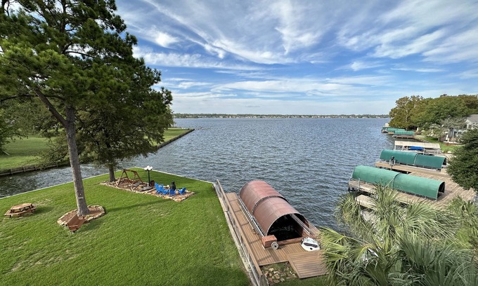 Montgomery Condo | Newly remodeled 2 bedroom condo with beautiful lake view.