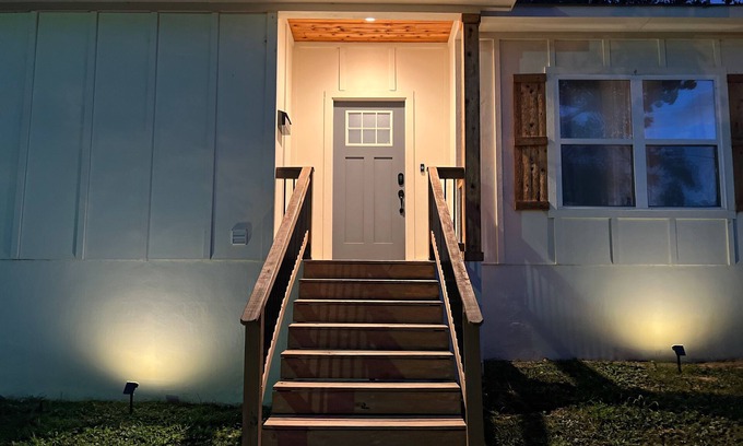 Capital View House | Newly Remodeled home in Historic Area. Close to UAMS, Zoo, & Restaurants!