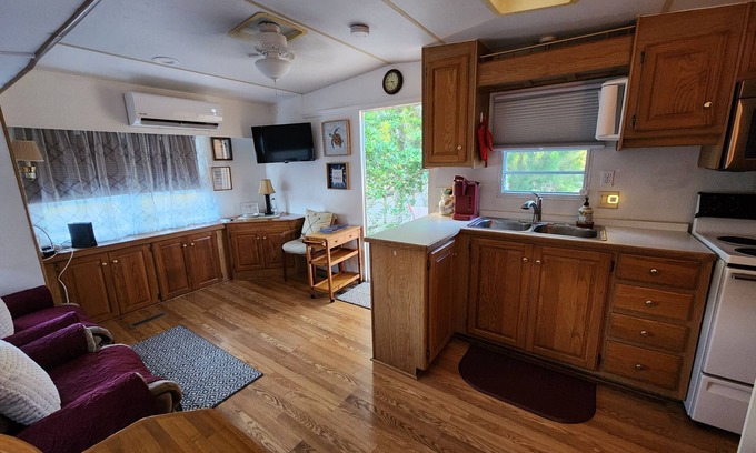 Homosassa House | Newly Renovated 1 QUEEN BEDROOM/1 BATH PRIVATE ADULT GET-A-WAY