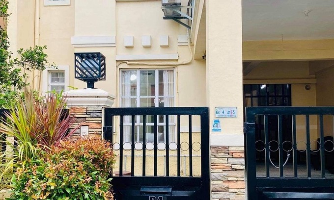 Bacoor City House | *Newly Renovated - 4BR AC, WIFI - Near Alabang