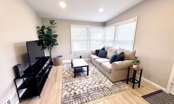 West Falls Church House | Newly Renovated 5 Bedroom/2 Bath/2 Kitchen Home