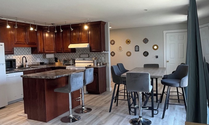 Derby Center Apartment | Newly renovated apartment in Derby central to lakes, restaurants and shopping.