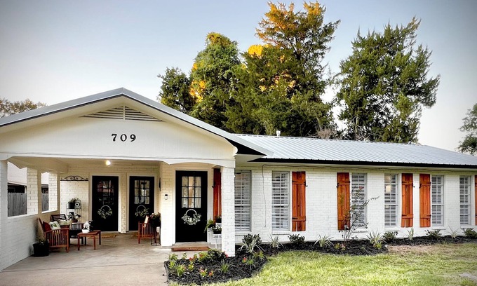 Marksville House | Newly Renovated Charming 3-bedroom house in Marksville - Sleeps 10