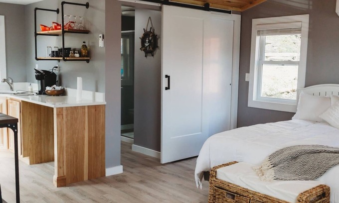 Kent Cottage | Newly Renovated Cottage on Oak Orchard Creek