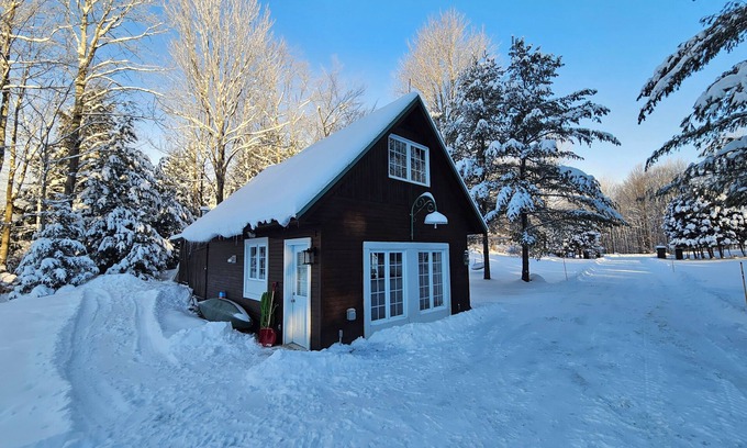Bolton-Est Cottage | Newly Renovated Cozy Cottage with Wood Burning Stove - Sleeps up to 4