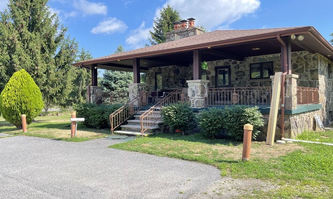 Taylor Villa | Newly Renovated Cozy/ Spacious VILLA in Nature
