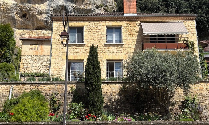 Les Eyzies Apartment | Newly renovated garden apartment, fitted kitchen, Italian shower