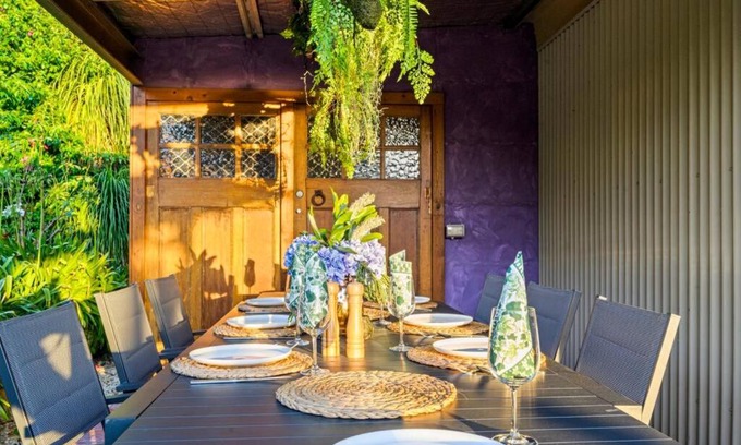 Cessnock House | Newly Renovated Hunter Property-Spa & Lush Gardens