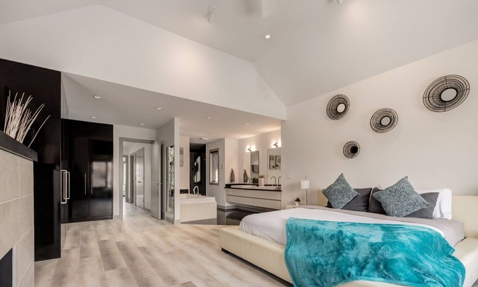 Hillhurst House | Newly Renovated Single Family Home w/Hot Tub, Garage & King Bed