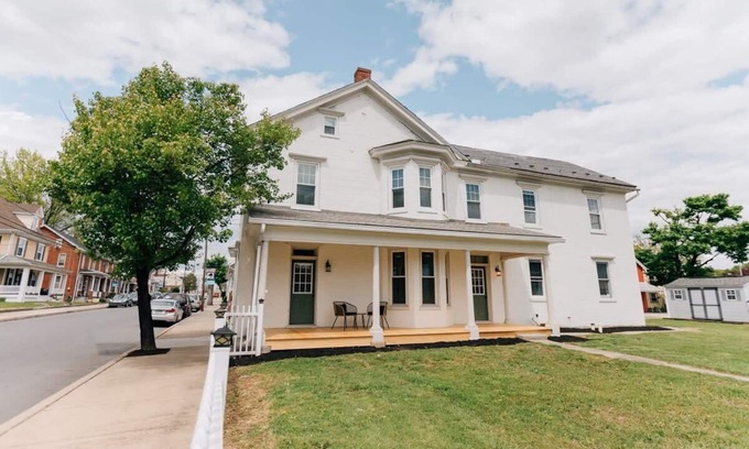 Mount Joy House | Newly Renovated, Vintage Inspired, Large 4 BR Home