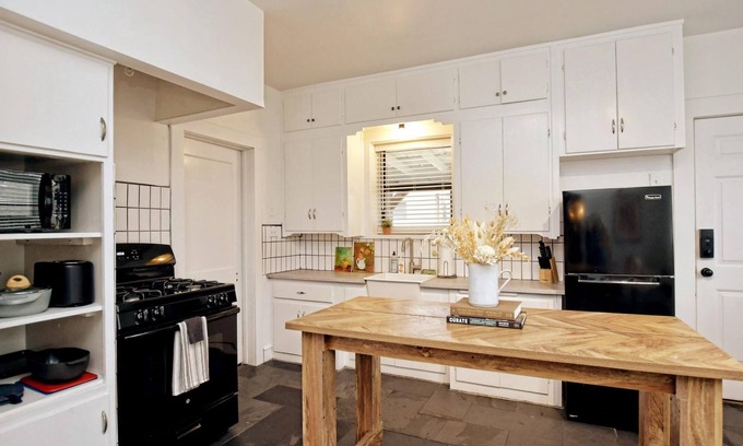 Austin Ave. Apartment | Newly Updated Cozy 1927 Uptown Tudor 4 min to Magnolia