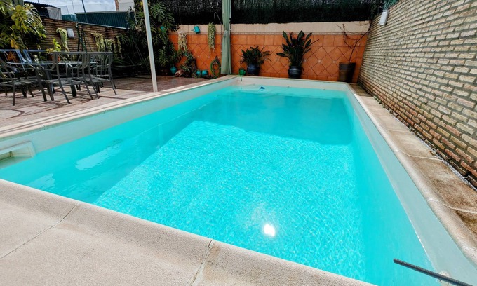 San Juan de Aznalfarache House | Next to the Metro and the center of Seville! Large house with private pool.