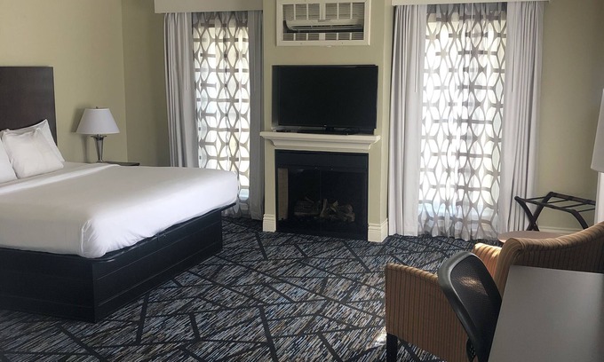Lewiston Hotel | Niagara Crossing Hotel and Spa King Room