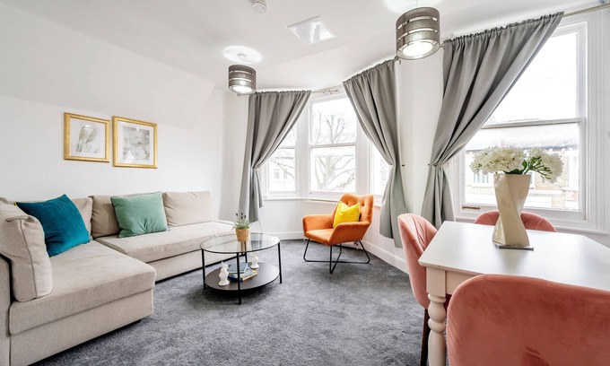 St. Mary's Park Apartment | Nice 3 bed flat near Chelsea
