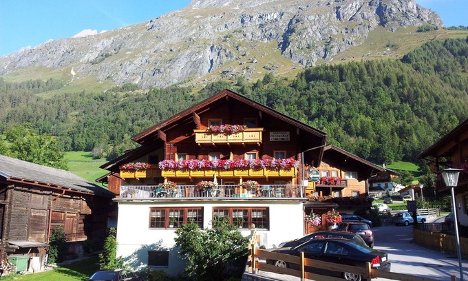 Pragraten Apartment | Nice apartment for 13 guests with WIFI, TV, balcony and pets allowed