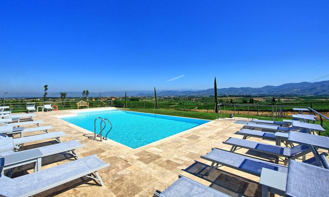 Vinci Apartment | Nice apartment for 6 people with A/C, pool, WIFI, TV, panoramic view and parking