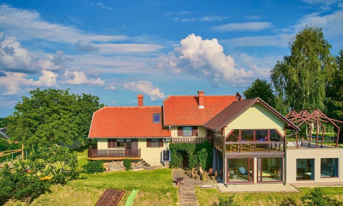Ljutomer House | Nice apartment in villa for 7 people with hot tub, WIFI, A/C, TV, patio and parking