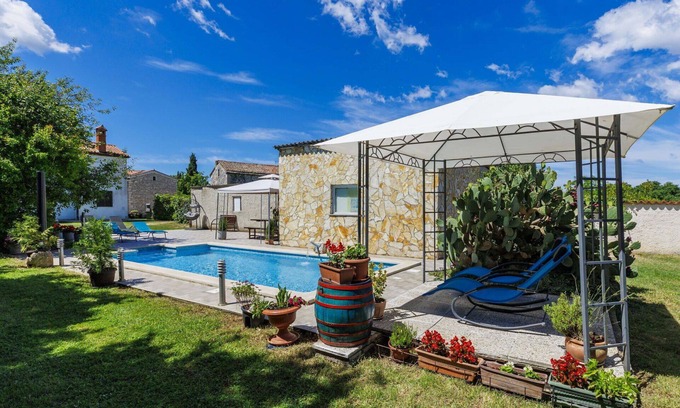 Pinezici House | Nice apartment in villa for 6 guests with WIFI, pool, A/C, TV, terrace, pets allowed and parking