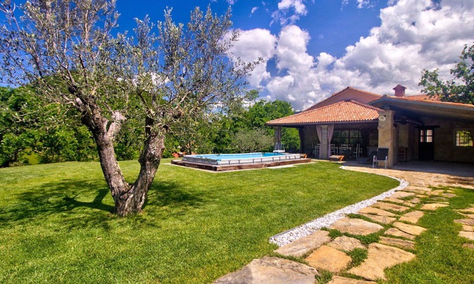 Hrastovlje Apartment | Nice apartment with private pool, A/C, WIFI, TV, terrace, pets allowed and panoramic view
