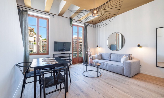 Quartier du Port Apartment | Nice Duplex - Close to Place du Pin - A/C