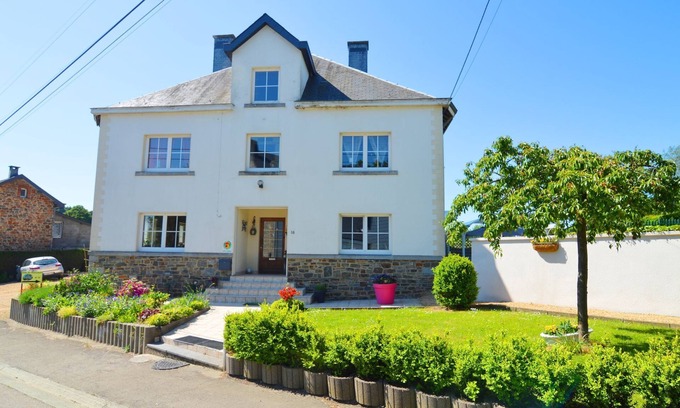Tillet House | Nice Holiday Home in Tillet with Private Terrace
