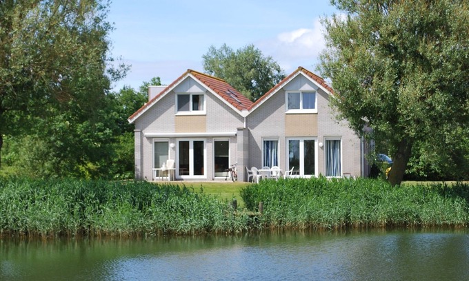 Makkum House | Nice holiday home on the water in Friesland
