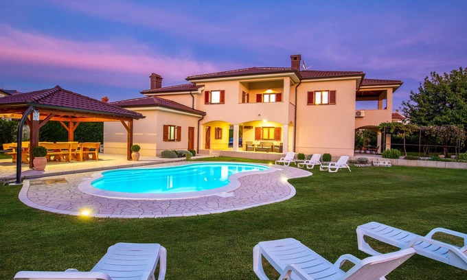 Sarsoni House | Nice home in Drazice with WiFi