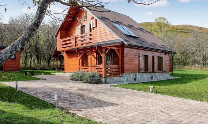 Korenica House | Nice home in Korenica with sauna