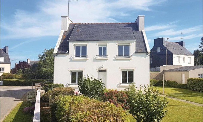Pouldreuzic House | Nice home in Pouldreuzic with 4 Bedrooms and WiFi