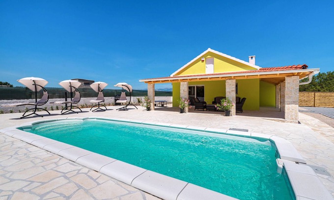 Zemunik Donji House | Nice home in Zemunik Donji with WiFi