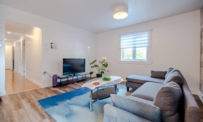 McMasterville Apartment | Nice River & Mountain View+4 Beds+Free parking