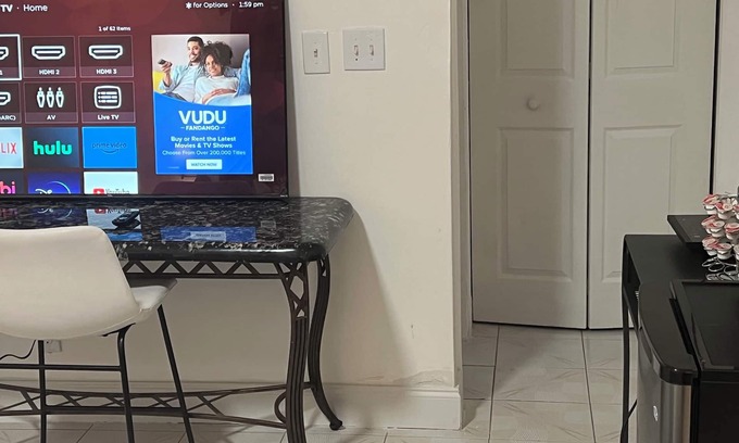 Miami Gardens House | Nice room 😊nn7 minutes to Hard Rock Stadiumn15 minutes to Aventura Mall
