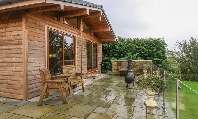 Knott End-on-Sea Cottage | NICKY NOOK LODGE, with a garden in Scorton