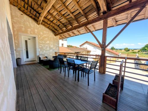 Les Echets Apartment | Nid paisible avec un coin terrasse
