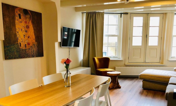 Burgwallen Nieuwe Zijde Apartment | Nieuwendijk Apartment in Center