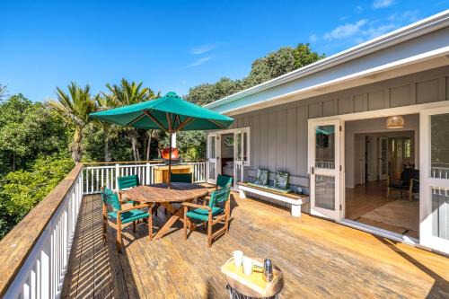 Palm Beach House | Nikau Cottage - Palm Beach Holiday Home