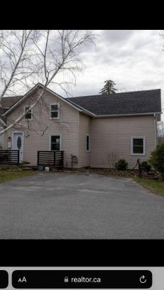 Gananoque House | Niko’s Nest family cottage