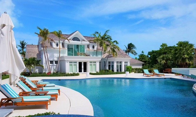 Leeward Settlement Villa | Nine bedroom Villa - Upper Grace Bay
