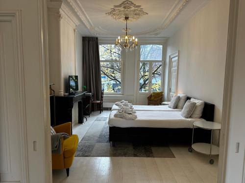 Oude Pijp Bed & Breakfast | Nine-T-Teen Bed and Boutique