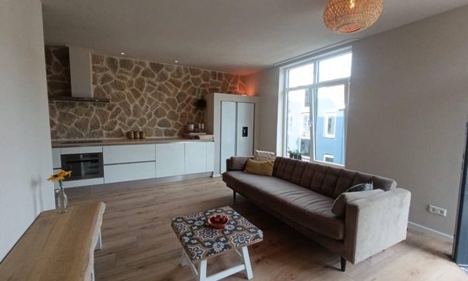 Bodegraven Apartment | nMediterranean Apartment with Hot Tub & Home Cinema – Across from the Station