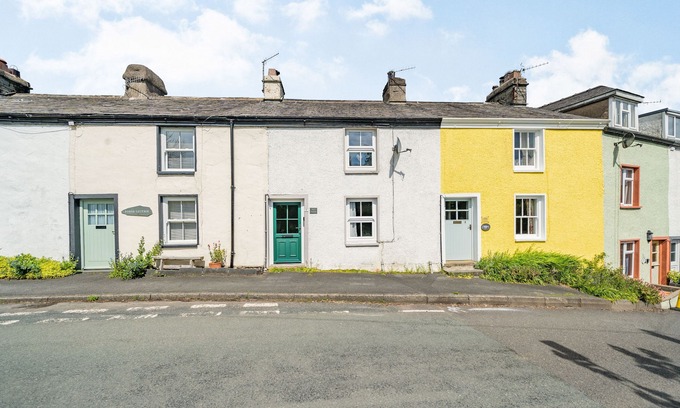 Spark Bridge Cottage | NO. 7, family friendly, character holiday cottage in Spark Bridge