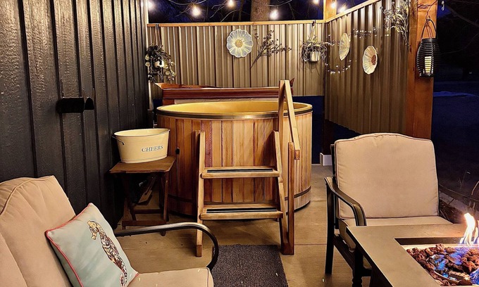 Two Rivers Cottage | No Cleaning Fee. King Bed. Cedar soaking Hot Tub, 5min walk to Beach