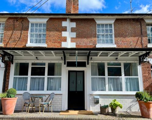 Pewsey Apartment | No48 - Luxe Victorian Shop Conversion in Pewsey