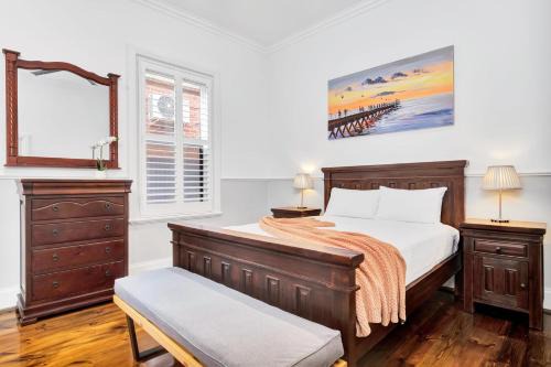 Glenelg North House | Noir Cottage Glenelg North